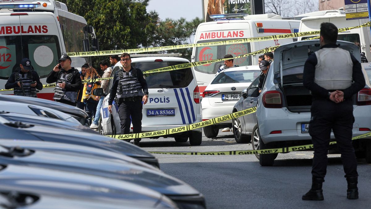 Při přestřelce poblíž izraelského konzulátu v Istanbulu policie zabila několik útočníků